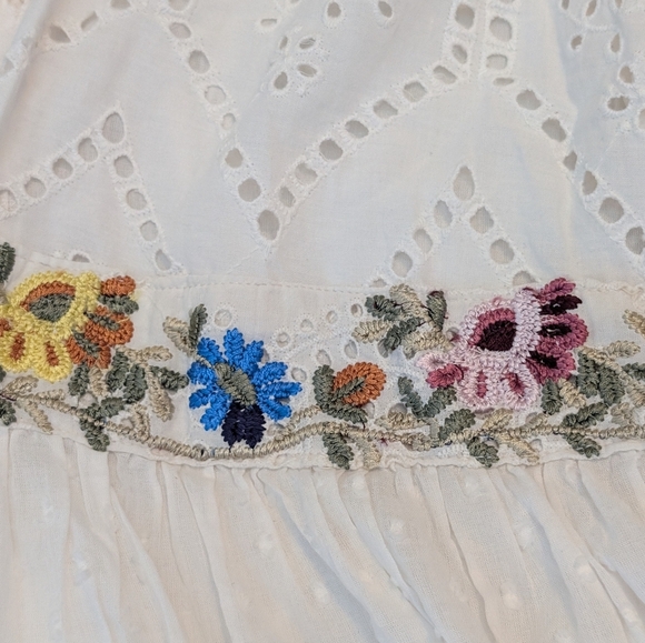 Hope & Ivy Embroidered Floral Dress - Picture 5 of 10